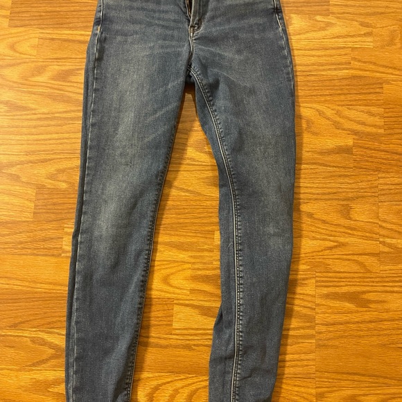 Old Navy Rockstar Super Skinny Jeans - Picture 2 of 3